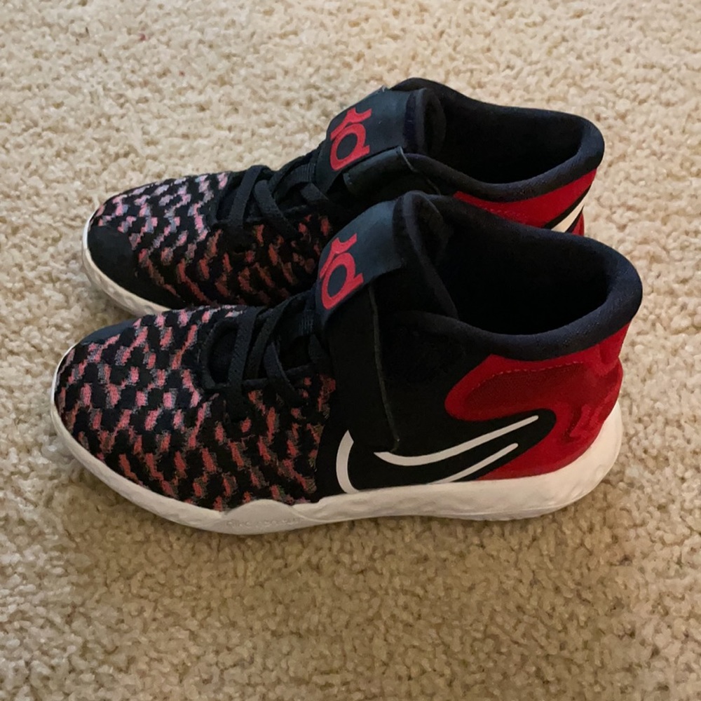 Boys KD basketball shoes, size 11
